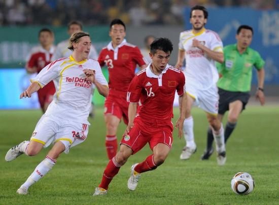 中国职业足球员vs足球业余球员